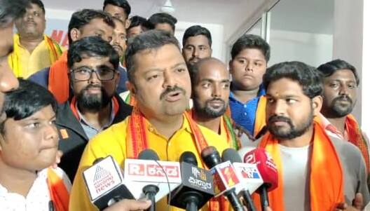 ಯಾದಗಿರಿಯಲ್ಲಿ ಮಾಧ್ಯಮಗಳೊಡನೆ ವಾಗ್ಮಿ ಚಕ್ರವರ್ತಿ ಸೂಲಿಬೆಲೆ ಮಾತನಾಡಿದರು. | Kannada Prabha