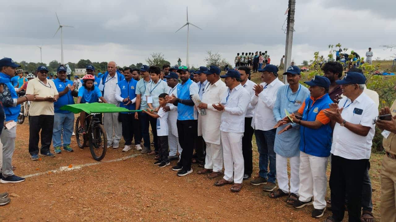 ಮುಳಗುಂದದ ಯಲಿಶಿರುಂಜ ಗುಡ್ಡಗಾಡಿನಲ್ಲಿ ರಾಜ್ಯ ಮಟ್ಟದ ಸೈಕ್ಲಿಂಗ್ ಕ್ರೀಡಾಕೂಟ ಉದ್ಘಾಟಿಸಿ ಕೃಷ್ಣಗೌಡ ಪಾಟೀಲ ಮಾತನಾಡಿದರು. | Kannada Prabha