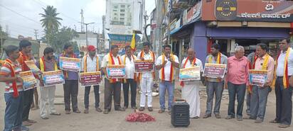 ಪೊಟೋ೧೦ಸಿಪಿಟಿ೧: ಕಾವೇರಿ ನೀರು ಹಂಚಿಕೆಗೆ ಸಂಕಷ್ಟ ಸೂತ್ರ ರಚಿಸುವಂತೆ ಹಾಗೂ ಮೇಕೆದಾಟು ಯೋಜನೆಗೆ ಅಡಿಕಲ್ಲು ಹಾಕುವಂತೆ ಆಗ್ರಹಿಸಿ ರಸ್ತೆಗೆ ಪಟಾಕಿ ಸುರಿದು ಪ್ರತಿಭಟನೆ ನಡೆಸಲಾಯಿತು. | Kannada Prabha