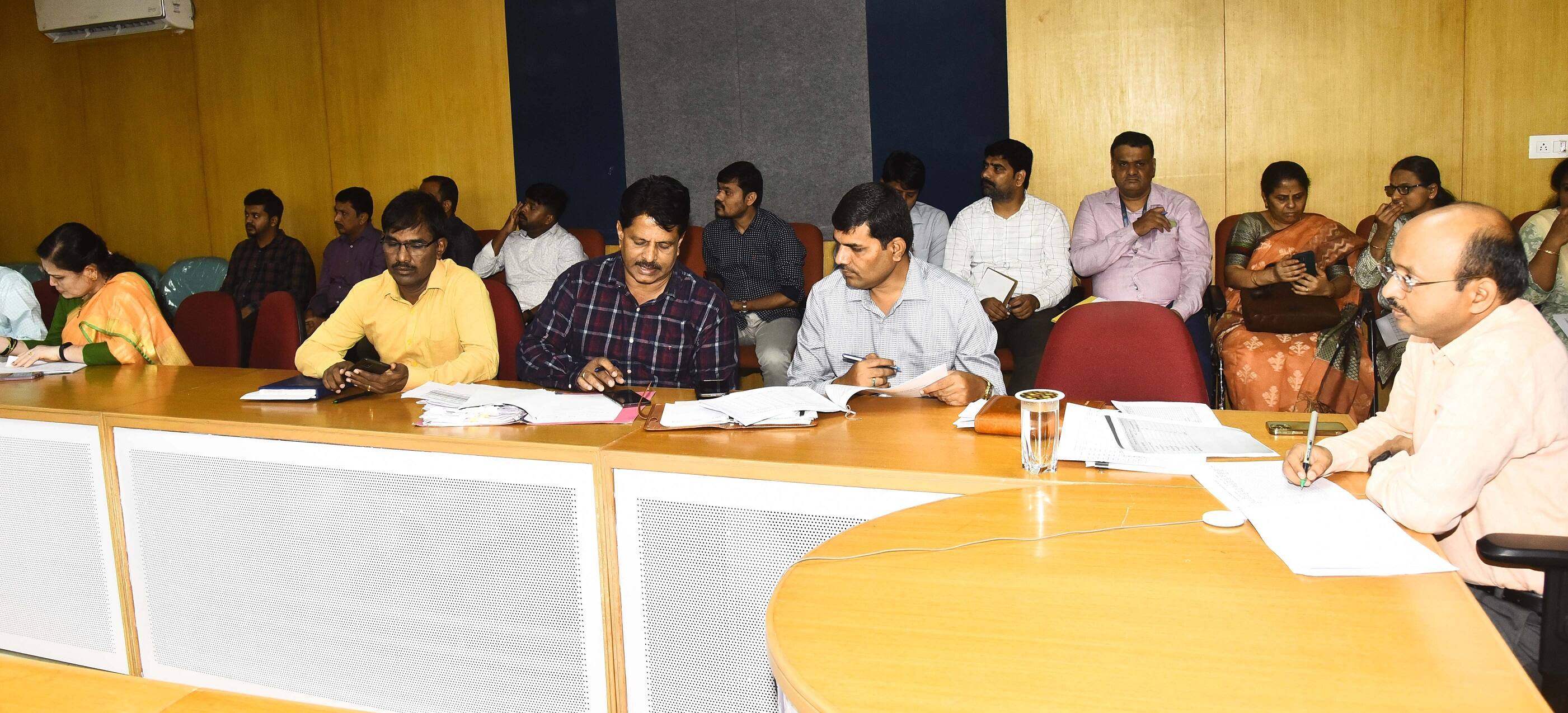 ತುಮಕೂರು ಜಿಲ್ಲಾಧಿಕಾರಿಗಳ ಕಚೇರಿ ಕೆಸ್ವಾನ್ ಸಭಾಂಗಣದಲ್ಲಿ ಸಭೆ ನಡೆಸಿದ ಜಿಲ್ಲಾಧಿಕಾರಿ ಶ್ರೀನಿವಾಸ್ | Kannada Prabha