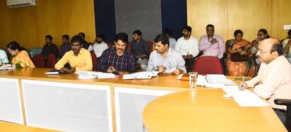 ತುಮಕೂರು ಜಿಲ್ಲಾಧಿಕಾರಿಗಳ ಕಚೇರಿ ಕೆಸ್ವಾನ್ ಸಭಾಂಗಣದಲ್ಲಿ ಸಭೆ ನಡೆಸಿದ ಜಿಲ್ಲಾಧಿಕಾರಿ ಶ್ರೀನಿವಾಸ್ | Kannada Prabha