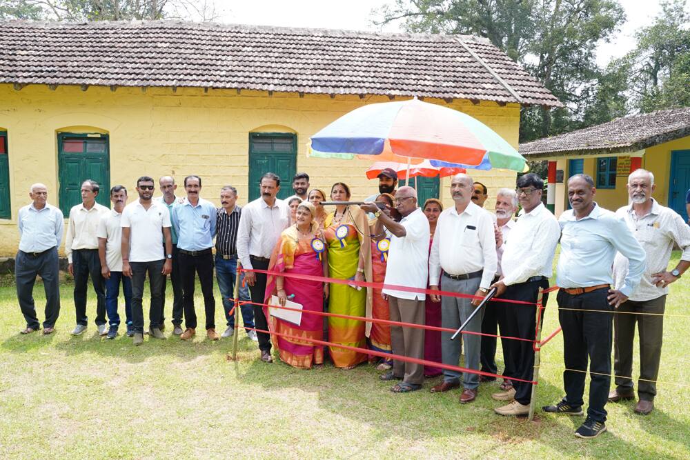 8-ಎನ್ ಪಿ ಕೆ-1.ಅಂಬಲ ಮಹಿಳಾ ಸಮಾಜ ನೆಲಜಿ ಇವರ ವತಿಯಿಂದ ನೆಲಜಿ ಅಂಬಲ ಶಾಲಾ ಮೈದಾನದಲ್ಲಿ  ಆಯೋಜಿಸಿದ  ಮೂರನೇ ವರ್ಷದ ಜಿಲ್ಲಾ ಮಟ್ಟದ ಮುಕ್ತ ತೆಂಗಿನಕಾಯಿಗೆ ಗುಂಡು ಹೊಡೆಯುವ ಸ್ಪರ್ಧಾ ಕಾರ್ಯಕ್ರಮದಲ್ಲಿ ಮುಖ್ಯ ಅತಿಥಿಗಳಾಗಿ ಭಾಗವಹಿಸಿ ನಿವೃತ್ತ ಸುಬೇದಾರ್ ಮೇಜರ್ ಬಾಳೆಯಡ ಅಪ್ಪಣ್ಣ (ಅಪ್ಪಾಜಿ)  ಕೋವಿ ಪೂಜೆ ನೆರವೇರಿಸಿದ ಬಲಿಕ ತೆಂಗಿನಕಾಯಿಗೆ ಗುಂಡು ಒಡೆದು ಉದ್ಘಾಟಿಸಿ.8-ಎನ್ ಪಿ ಕೆ-2.ಅಂಬಲ ಮಹಿಳಾ ಸಮಾಜ ನೆಲಜಿ ಇವರ ವತಿಯಿಂದ ನೆಲಜಿ ಅಂಬಲ ಶಾಲಾ ಮೈದಾನದಲ್ಲಿ  ಆಯೋಜಿಸಿದ  ಮೂರನೇ ವರ್ಷದ ಜಿಲ್ಲಾ ಮಟ್ಟದ ಮುಕ್ತ ತೆಂಗಿನಕಾಯಿಗೆ ಗುಂಡು ಹೊಡೆಯುವ ಸ್ಪರ್ಧಾ ಕಾರ್ಯಕ್ರಮದಲ್ಲಿ ನೂತನವಾಗಿ ಆಯ್ಕೆ ಆಗಿರುವ ನಾಪೋಕ್ಲು ಕೊಡುವ ಸಮಾಜದ ಅಧ್ಯಕ್ಷ  ಮುಂಡಂಡ ಸಿ. ನಾಣ್ಣಯ್ಯ, ನಿರ್ದೇಶಕಿ ಝಾನ್ಸಿ ಮಂದಪ್ಪ , ಗ್ರಾಮ ಪಂಚಾಯತಿ ಉಪ ಅಧ್ಯಕ್ಷ ಕುಲ್ಲೇಟಿರ ಹೇಮಾ ಅರುಣ್ ಇವರುಗಳನ್ನು ಸಮಾಜದ ವತಿಯಿಂದ ಸಾಲು ಒದಿಸಿ  ಕಿರು ಕಾಣಿಕೆಯನ್ನು ನೀಡಿ ಗೌರವಿಸಿ ಸನ್ಮಾನಿಸಲಾಯಿತು. | Kannada Prabha