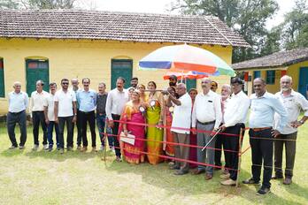 8-ಎನ್ ಪಿ ಕೆ-1.ಅಂಬಲ ಮಹಿಳಾ ಸಮಾಜ ನೆಲಜಿ ಇವರ ವತಿಯಿಂದ ನೆಲಜಿ ಅಂಬಲ ಶಾಲಾ ಮೈದಾನದಲ್ಲಿ  ಆಯೋಜಿಸಿದ  ಮೂರನೇ ವರ್ಷದ ಜಿಲ್ಲಾ ಮಟ್ಟದ ಮುಕ್ತ ತೆಂಗಿನಕಾಯಿಗೆ ಗುಂಡು ಹೊಡೆಯುವ ಸ್ಪರ್ಧಾ ಕಾರ್ಯಕ್ರಮದಲ್ಲಿ ಮುಖ್ಯ ಅತಿಥಿಗಳಾಗಿ ಭಾಗವಹಿಸಿ ನಿವೃತ್ತ ಸುಬೇದಾರ್ ಮೇಜರ್ ಬಾಳೆಯಡ ಅಪ್ಪಣ್ಣ (ಅಪ್ಪಾಜಿ)  ಕೋವಿ ಪೂಜೆ ನೆರವೇರಿಸಿದ ಬಲಿಕ ತೆಂಗಿನಕಾಯಿಗೆ ಗುಂಡು ಒಡೆದು ಉದ್ಘಾಟಿಸಿ.8-ಎನ್ ಪಿ ಕೆ-2.ಅಂಬಲ ಮಹಿಳಾ ಸಮಾಜ ನೆಲಜಿ ಇವರ ವತಿಯಿಂದ ನೆಲಜಿ ಅಂಬಲ ಶಾಲಾ ಮೈದಾನದಲ್ಲಿ  ಆಯೋಜಿಸಿದ  ಮೂರನೇ ವರ್ಷದ ಜಿಲ್ಲಾ ಮಟ್ಟದ ಮುಕ್ತ ತೆಂಗಿನಕಾಯಿಗೆ ಗುಂಡು ಹೊಡೆಯುವ ಸ್ಪರ್ಧಾ ಕಾರ್ಯಕ್ರಮದಲ್ಲಿ ನೂತನವಾಗಿ ಆಯ್ಕೆ ಆಗಿರುವ ನಾಪೋಕ್ಲು ಕೊಡುವ ಸಮಾಜದ ಅಧ್ಯಕ್ಷ  ಮುಂಡಂಡ ಸಿ. ನಾಣ್ಣಯ್ಯ, ನಿರ್ದೇಶಕಿ ಝಾನ್ಸಿ ಮಂದಪ್ಪ , ಗ್ರಾಮ ಪಂಚಾಯತಿ ಉಪ ಅಧ್ಯಕ್ಷ ಕುಲ್ಲೇಟಿರ ಹೇಮಾ ಅರುಣ್ ಇವರುಗಳನ್ನು ಸಮಾಜದ ವತಿಯಿಂದ ಸಾಲು ಒದಿಸಿ  ಕಿರು ಕಾಣಿಕೆಯನ್ನು ನೀಡಿ ಗೌರವಿಸಿ ಸನ್ಮಾನಿಸಲಾಯಿತು. | Kannada Prabha