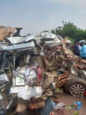 9ಎಚ್‌ಪಿಟಿ1- ವಿಜಯನಗರ ಜಿಲ್ಲೆಯ ಹೊಸಪೇಟೆ ಸಮೀಪದ ವ್ಯಾಸನಕೇರಿ ಗ್ರಾಮದ ಬಳಿಯ ರಾಷ್ಟ್ರೀಯ ಹೆದ್ದಾರಿ 50ರಲ್ಲಿ ಸೋಮವಾರ ನಡೆದ ಅಪಘಾತದಲ್ಲಿ ನುಜ್ಜುಗುಜ್ಜಾಗಿರುವ  ಕ್ರೂಸರ್‌ ವಾಹನ. | Kannada Prabha