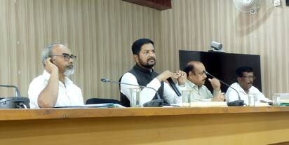 ಫೋಟೋ: 9 ಹೆಚ್‌ಎಸ್‌ಕೆ 3ಹೊಸಕೋಟೆ ತಾಲೂಕು ಪಂಚಾಯತಿಯಲ್ಲಿ ಜಲ್ ಜೀವನ್ ಮಿಷನ್ ಯೋಜನೆ ಕಾಮಗಾರಿ ಸಂಭAದ ಹಮ್ಮಿಕೊಳ್ಳಲಾಗಿದ್ದ ಪಿಡಿಒ ಹಾಗೂ ಗುತ್ತಿಗೆದಾರರ ಸಭೆಯಲ್ಲಿ ಶಾಸಕ ಶರತ್ ಬಚ್ಚೇಗೌಡ ಮಾತನಾಡಿದರು. | Kannada Prabha