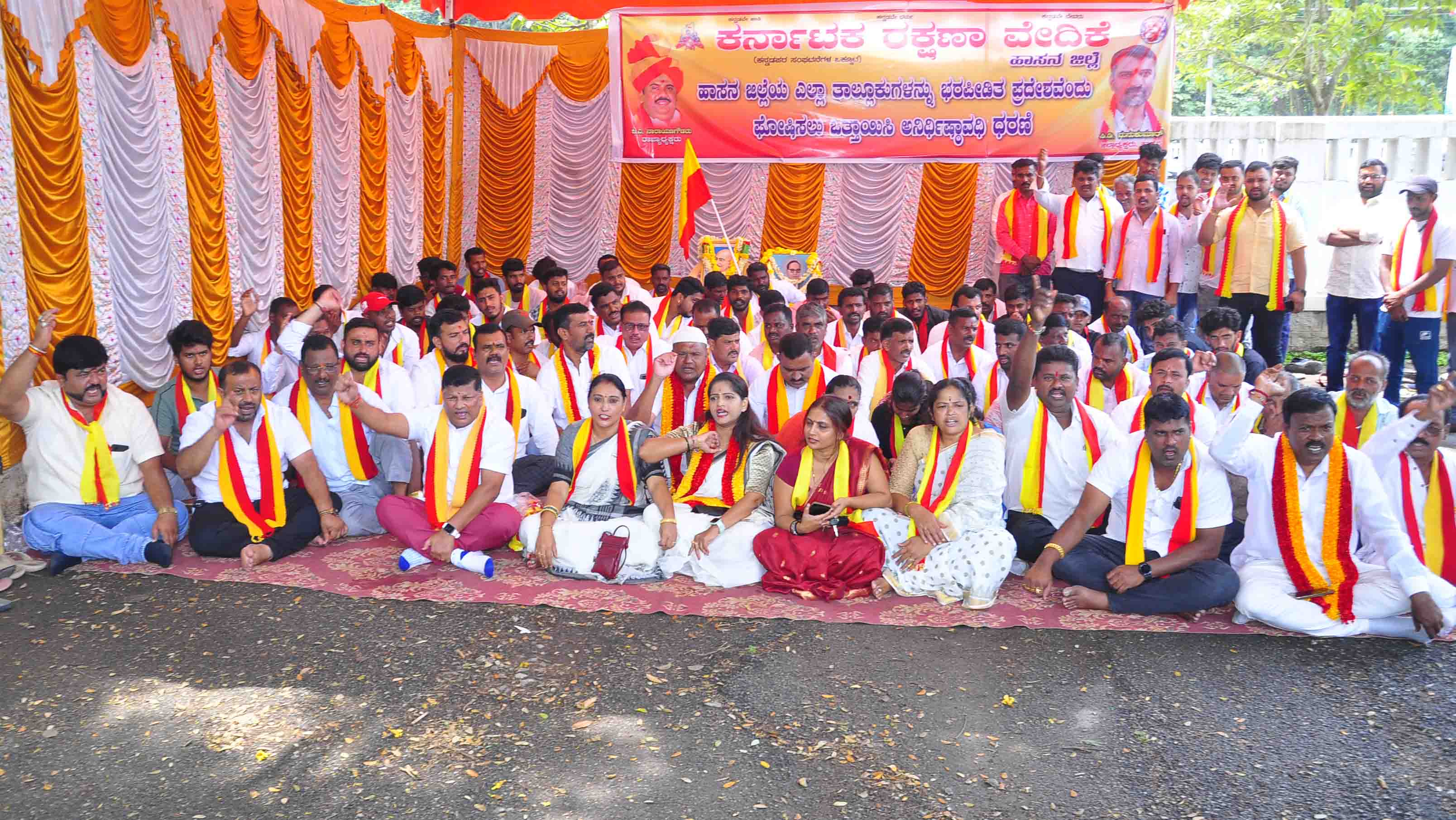 9ಎಚ್ಎಸ್ಎನ್17 :  ಡಿಸಿ ಕಚೇರಿ ಎದುರು ಆರಂಭವಾಗಿರುವ ಕರವೇ ಅನಿರ್ಧಿಷ್ಟಾವಧಿ ಮುಷ್ಕರ. | Kannada Prabha
