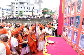 ಅಗಲಿದ ಕಾರ್ಯಕರ್ತರಿಗೆ ಗೌರವ ನಮನ ಸಲ್ಲಿಸುತ್ತಿರುವುದು. | Kannada Prabha