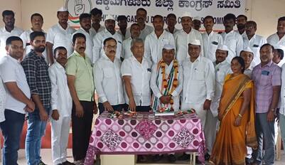 ಚಿಕ್ಕಮಗಳೂರು ಕಾಂಗ್ರೆಸ್‌ ಕಾರ್ಯಾಲಯದಲ್ಲಿ ನಡೆದ ಸೇವಾದಳ ಘಟಕದ ಸಭೆಯಲ್ಲಿ ಕೆಪಿಸಿಸಿ ಸೇವಾದಳ ಘಟಕದ ರಾಜ್ಯಾಧ್ಯಕ್ಷ ರಾಮಚಂದ್ರಪ್ಪ  ಅವರನ್ನು ಸನ್ಮಾನಿಸಲಾಯಿತು. ಡಾ. ಅಂಶುಮಂತ್‌, ಎಂ.ಎಲ್‌. ಮೂರ್ತಿ, ಮಂಜೇಗೌಡ ಇದ್ದರು. | Kannada Prabha