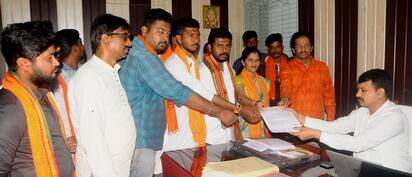 ವಿವಿಧ ಬೇಡಿಕೆ ಈಡೇರಿಸುವಂತೆ ಆಗ್ರಹಿಸಿ ಶ್ರೀರಾಮ ಸೇನೆಯ ಮುಖಂಡರು ಅಪರ ಜಿಲ್ಲಾಧಿಕಾರಿ ನಾರಾಯಣ ರಡ್ಡಿ ಕನಕ ರಡ್ಡಿ ಅವರು ಸೋಮವಾರ ಮನವಿ ಸಲ್ಲಿಸಿದರು. | Kannada Prabha