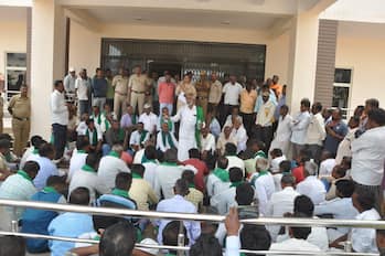 ಮುಖ್ಯಮಂತ್ರಿ, ಜಿಲ್ಲಾ ಉಸ್ತುವಾರಿ ಸಚಿವರಿಗೆ ಬಾರ್ ಕೋಲು ತೋರಿಸಿ ಚಳುವಳಿ ನಡೆಸಿದ ರೈತರು | Kannada Prabha