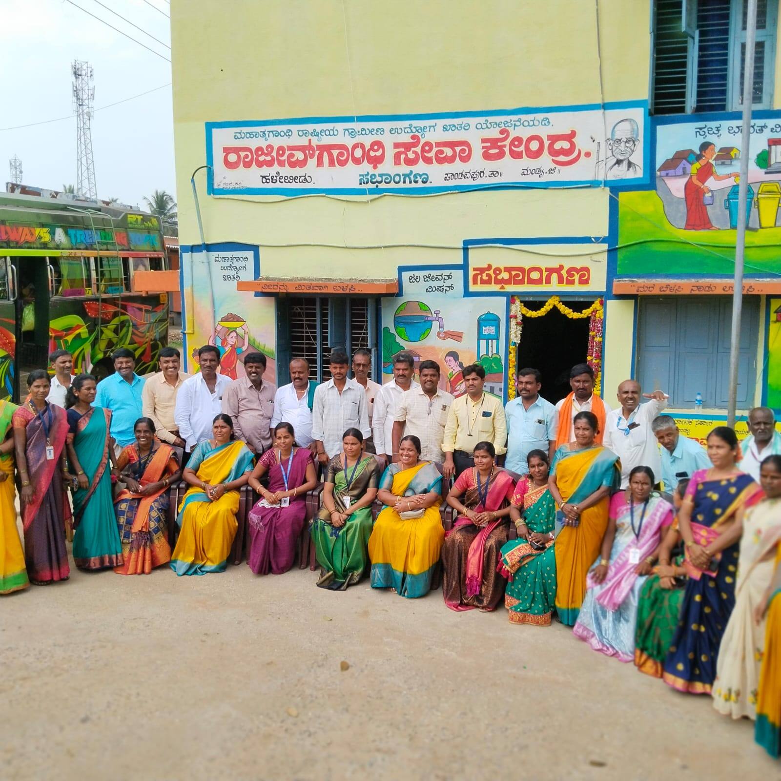 9ಕೆಕೆಆರ್1:ಕುಕನೂರು ತಾಲೂಕಿನ ಇಟಗಿ ಗ್ರಾಪಂನ ಅಧ್ಯಕ್ಷರು, ಉಪಾಧ್ಯಕ್ಷರು, ಸದಸ್ಯರು ಮಂಡ್ಯ ಜಿಲ್ಲೆಯ ಪಾಂಡವಪುರ ತಾಲೂಕಿನ ಹಳೇಬೀಡು ಗ್ರಾಮ ಪಂಚಾಯತಿಗೆ ಬೇಟಿ ನೀಡಿದರು. | Kannada Prabha