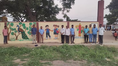 9ಕೆಕೆಆರ್2:ಕುಕನೂರು ತಾಲೂಕಿನ ರಾಜೂರು ಗ್ರಾಮದ  ಸರ್ಕಾರಿ ಮಾದರಿ ಹಿರಿಯ ಪ್ರಾಥಮಿಕ ಶಾಲೆಯಲ್ಲಿ  ವಿಶ್ವಬಂಧು ಸೇವಾ ಗುರುಬಳಗದಿಂದ  ಗೋಡೆ ಬರಹ ಮೂಡಿರುವುದು.  | Kannada Prabha