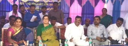 9ಕೆಎಂಎನ್ ಡಿ16ಮಳವಳ್ಳಿ ತಾಲೂಕಿನ ಸಂಸದರ ಆದರ್ಶ ಗ್ರಾಮಕ್ಕೆ ಆಯ್ಕೆಯಾಗಿರುವ  ನಾಗೇಗೌಡನದೊಡ್ಡಿಯಲ್ಲಿ ಸಂಸದೆ ಸುಮಲತಾ ಅಂಬರೀಶ್ ಸಭೆ ನಡೆಸಿದರು. | Kannada Prabha