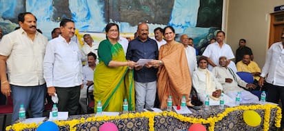 9ಕೆಎಂಎನ್ ಡಿ24ಮಳವಳ್ಳಿ ಶಾಂತಿ ಕಾಲೇಜಿನಲ್ಲಿ ಕೊಠಡಿ ನಿರ್ಮಾಣಕ್ಕೆ ಅನುದಾನ ನೀಡುವಂತೆ ಸಂಸ್ಥೆ ಅಧ್ಯಕ್ಷೆ ನಾಗಮಣಿ ನಾಗೇಗೌಡ, ಕಾಲೇಜು ಪ್ರಾಂಶುಪಾಲ ಶಿವಪ್ಪ ಸಂಸದೆ ಸುಮಲತಾಗೆ ಮನವಿ ಸಲ್ಲಿಸಿದರು. | Kannada Prabha