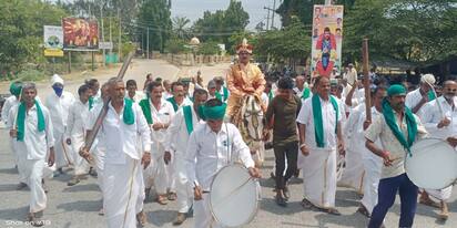 9ಕೆಎಂಎನ್ ಡಿ25ಶ್ರೀರಂಗಪಟ್ಟಣದಲ್ಲಿ ಸಾಂಪ್ರದಾಯಿಕ ಉಡುಗೆ ತೊಟ್ಟು ರೈತರು ಪ್ರತಿಭಟನಾ ಮೆರವಣಿಗೆ ನಡೆಸಿದರು. | Kannada Prabha