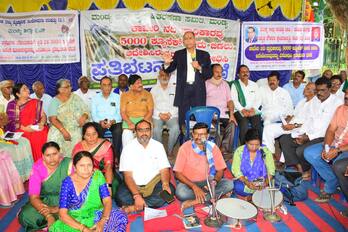 ೯ಕೆಎಂಎನ್‌ಡಿ-೪ಮಂಡ್ಯದಲ್ಲಿ ಜಿಲ್ಲಾ ರೈತ ಹಿತರಕ್ಷಣಾ ಸಮಿತಿ ವತಿಯಿಂದ ನಡೆಯುತ್ತಿರುವ ಕಾವೇರಿ ಹೋರಾಟದಲ್ಲಿ ನೀರಾವರಿ ತಜ್ಞ ಕ್ಯಾಪ್ಟನ್ ರಾಜಾರಾವ್ ಪಾಲ್ಗೊಂಡಿದ್ದರು. | Kannada Prabha