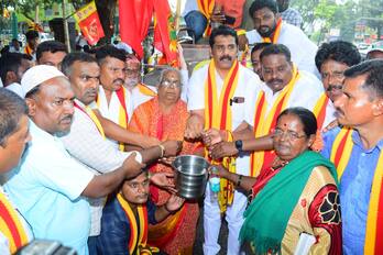 ೯ಕೆಎಂಎನ್‌ಡಿ-೫ಚಿತ್ರದುರ್ಗದಿಂದ ನೀರನ್ನು ತಂದು ವಿಜಯಸೇನೆ ಕಾರ್ಯಕರ್ತರು ಮಂಡ್ಯದಲ್ಲಿ ನಡೆಯುತ್ತಿರುವ ಕಾವೇರಿ ಹೋರಾಟದಲ್ಲಿ ಪಾಲ್ಗೊಂಡರು. | Kannada Prabha