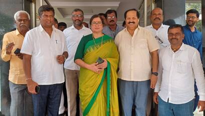 9ಕೆಎಂಎನ್‌ಡಿ-6ಮದ್ದೂರು ಪ್ರವಾಸಿಮಂದಿರಕ್ಕೆ ಆಗಮಿಸಿದ್ದ ಸಂಸದೆ ಸುಮಲತಾ ಅವರನ್ನು ಬೆಂಬಲಿಗರು ಸ್ವಾಗತ ಕೋರಿದರು. | Kannada Prabha