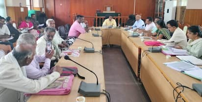 9ಕೆಎಂಎನ್‌ಡಿ-7ಮಂಡ್ಯದ ಜಿಲ್ಲಾಧಿಕಾರಿ ಕಚೇರಿಯ ಸಭಾಂಗಣದಲ್ಲಿ ಸೋಮವಾರ ಜಿಲ್ಲಾಧಿಕಾರಿ ಡಾ.ಕುಮಾರ ಅಧ್ಯಕ್ಷತೆಯಲ್ಲಿ ಹೇಮಾವತಿ ನೀರು ಬಳಕೆದಾರರ ಸಂಘ, ಪಾಂಡವಪುರ ಉಪವಿಭಾಗಾಧಿಕಾರಿ, ವಿಶೇಷ ಭೂಸ್ವಾಧಿನಾಧಿಕಾರಿ, ಕಾವೇರಿ ನೀರಾವರಿ ನಿಗಮದ ಅಧಿಕಾರಿಗಳು ಹಾಗೂ ಕಂದಾಯ ಇಲಾಖೆಯ ಸಭೆ ಜಂಟಿ ಸಭೆ ನಡೆಯಿತು. | Kannada Prabha