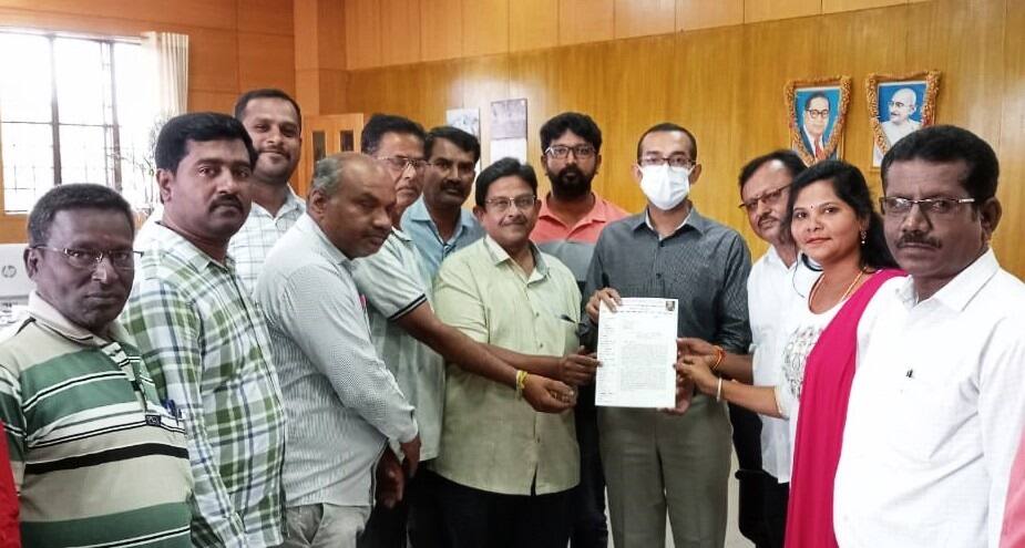 9ಕೆಆರ್ ಎಂಎನ್‌ 2.ಜೆಪಿಜಿ ಕಾವೇರಿ ನದಿ ನೀರು ವಿವಾದ ಪರಿಹಾರಕ್ಕೆ  ಸಂಕಷ್ಟ ಸೂತ್ರ ರಚಿಸುವಂತೆ ಆಗ್ರಹಿಸಿ ಜಿಲ್ಲಾಧಿಕಾರಿ ಅವಿನಾಶ್ ಅವರಿಗೆ ಪತ್ರಕರ್ತರು ಮನವಿ ಸಲ್ಲಿಸಿದರು. | Kannada Prabha