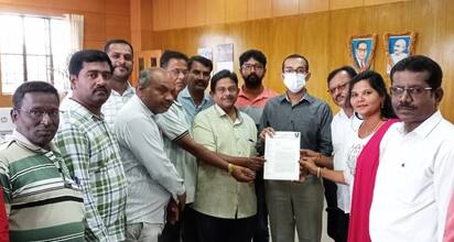 9ಕೆಆರ್ ಎಂಎನ್‌ 2.ಜೆಪಿಜಿ ಕಾವೇರಿ ನದಿ ನೀರು ವಿವಾದ ಪರಿಹಾರಕ್ಕೆ  ಸಂಕಷ್ಟ ಸೂತ್ರ ರಚಿಸುವಂತೆ ಆಗ್ರಹಿಸಿ ಜಿಲ್ಲಾಧಿಕಾರಿ ಅವಿನಾಶ್ ಅವರಿಗೆ ಪತ್ರಕರ್ತರು ಮನವಿ ಸಲ್ಲಿಸಿದರು. | Kannada Prabha