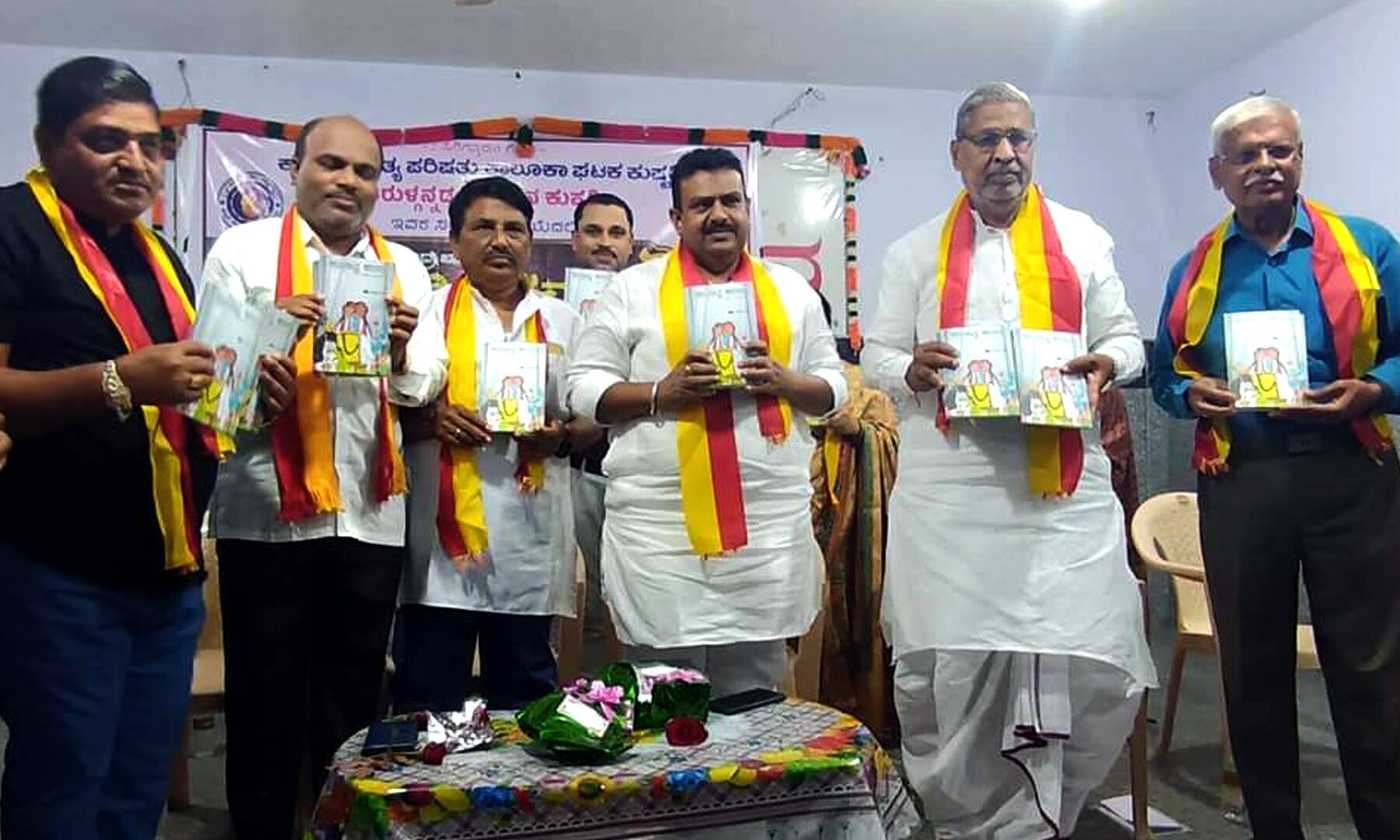 ಪೋಟೊ9ಕೆಎಸಟಿ1: ಕುಷ್ಟಗಿ ಪಟ್ಟಣದ ಬಸವ ಭವನದಲ್ಲಿ ಕಸಾಪ ವತಿಯಿಂದ ನಡೆದ ಕವಿಗೋಷ್ಟಿ ಕೂಡಿಟ್ಟ ಕನಸು ಕಥಾ ಸಂಕಲನವನ್ನು ಶಾಸಕ ದೊಡ್ಡನಗೌಡ ಪಾಟೀಲ ಹಾಗೂ ಮಾಜಿ ಸಚಿವರಾದ ಅಮರೇಗೌಡ ಪಾಟೀಲ ಬಯ್ಯಾಪುರ ಅವರು ಜಂಟಿಯಾಗಿ ಲೋಕಾರ್ಪಣೆಗೊಳಿಸಿದರು.ಪೋಟೊ9ಕೆಎಸಟಿ1ಎ: ಕುಷ್ಟಗಿ ಪಟ್ಟಣದ ಬಸವ ಭವನದಲ್ಲಿ ಕಸಾಪ ವತಿಯಿಂದ ನಡೆದ ಕವಿಗೋಷ್ಟಿ ಕೂಡಿಟ್ಟ ಕನಸು ಕಥಾ ಸಂಕಲನವನ್ನು ಶಾಸಕ ದೊಡ್ಡನಗೌಡ ಪಾಟೀಲ ಹಾಗೂ ಮಾಜಿ ಸಚಿವರಾದ ಅಮರೇಗೌಡ ಪಾಟೀಲ ಬಯ್ಯಾಪುರ ಅವರು ಜಂಟಿಯಾಗಿ ಕಾರ್ಯಕ್ರಮವನ್ನು ಉದ್ಘಾಟಿಸಿದರು. | Kannada Prabha