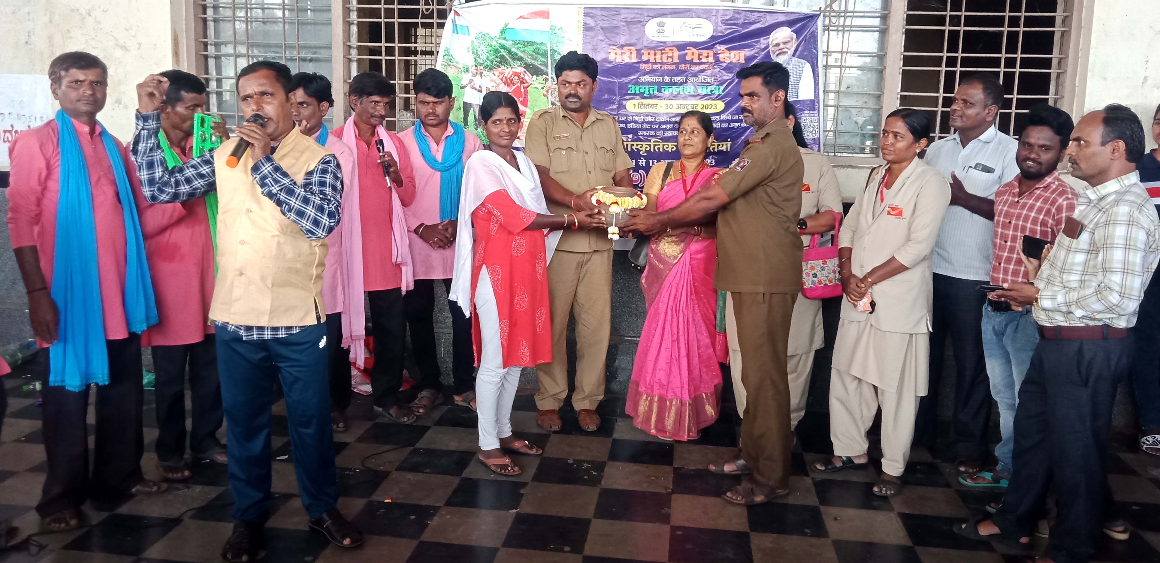 ಮುಂಡರಗಿಯಲ್ಲಿ ಸೋಮವಾರ ದಕ್ಷಿಣ ಮಧ್ಯವಲಯ ಸಾಂಸ್ಕೃಕ ಕೇಂದ್ರ ನಾಗಪುರ ವತಿಯಿಂದ ಆಯೋಜಿಸಿರುವ ನಮ್ಮ ಮಣ್ಣು, ನಮ್ಮದೇಶ ಕಾರ್ಯಕ್ರಮವನ್ನು ತಾಲೂಕಾ ಅಂಚ ಅಧಿಕಾರಿ ಗೀತಾ ರಿತ್ತಿ ಉದ್ಘಾಟಿಸಿದರು. | Kannada Prabha