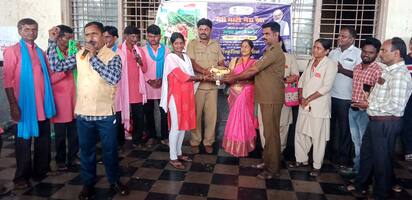 ಮುಂಡರಗಿಯಲ್ಲಿ ಸೋಮವಾರ ದಕ್ಷಿಣ ಮಧ್ಯವಲಯ ಸಾಂಸ್ಕೃಕ ಕೇಂದ್ರ ನಾಗಪುರ ವತಿಯಿಂದ ಆಯೋಜಿಸಿರುವ ನಮ್ಮ ಮಣ್ಣು, ನಮ್ಮದೇಶ ಕಾರ್ಯಕ್ರಮವನ್ನು ತಾಲೂಕಾ ಅಂಚ ಅಧಿಕಾರಿ ಗೀತಾ ರಿತ್ತಿ ಉದ್ಘಾಟಿಸಿದರು. | Kannada Prabha