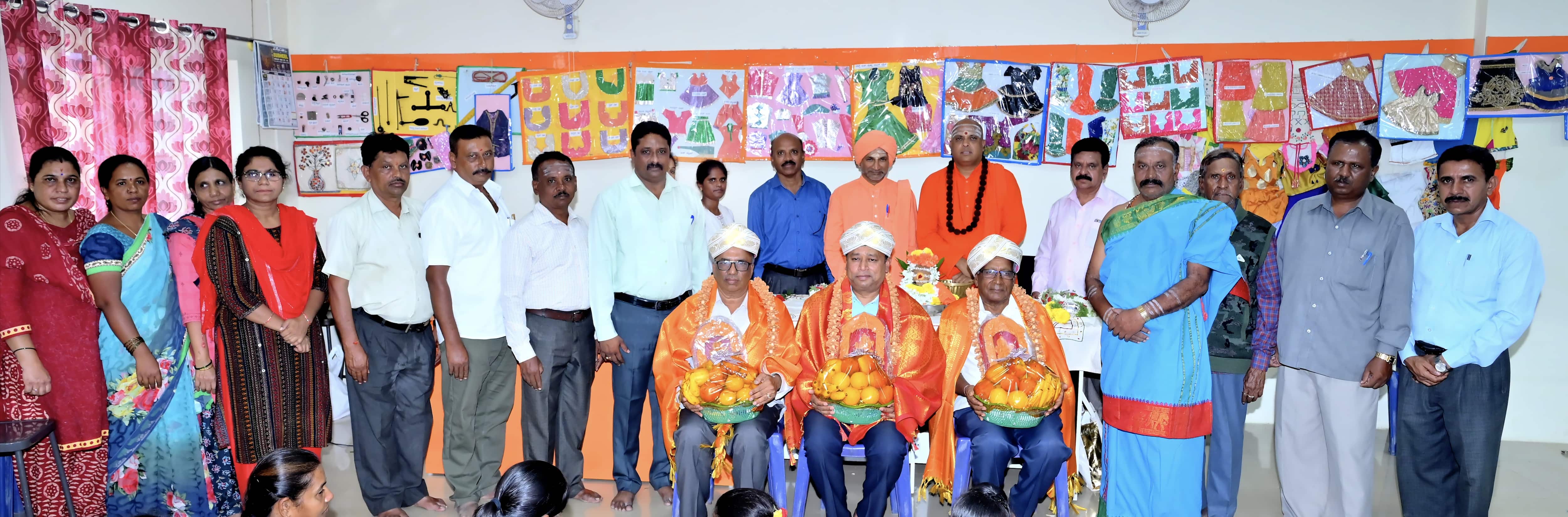 ಕೊರಟಗೆರೆ.ಅ.09.ಫೋಟೋ01:- ಕೊರಟಗೆರೆ ಪಟ್ಟಣದ ಬೀಮ್ ಉಚಿತ ಕಂಪ್ಯೋಟ್ ತರಬೇತಿ ಸಂಸ್ಥೆಯಲ್ಲಿ ರಾಷ್ಟ್ರಪ್ರಶಸ್ಥಿಪಡೆದ ಡಾ.ಮಹದೇವಪ್ರಸನ್ನ ರವನ್ನು ಸನ್ಮಾನಿಸಿದ ಡಾ. ಶ್ರೀ.ಶಿವಾನಂದ ಶಿವಾಚಾರ್ಯಸ್ವಾಮೀಜಿ, ಶ್ರೀ.ಬಸವಲಿಂಗಸ್ವಾಮೀಜಿ, ರವಿಕುಮಾರ್ ಸೇರಿದಂತೆ ಇನ್ನಿತರರು. | Kannada Prabha