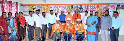 ಕೊರಟಗೆರೆ.ಅ.09.ಫೋಟೋ01:- ಕೊರಟಗೆರೆ ಪಟ್ಟಣದ ಬೀಮ್ ಉಚಿತ ಕಂಪ್ಯೋಟ್ ತರಬೇತಿ ಸಂಸ್ಥೆಯಲ್ಲಿ ರಾಷ್ಟ್ರಪ್ರಶಸ್ಥಿಪಡೆದ ಡಾ.ಮಹದೇವಪ್ರಸನ್ನ ರವನ್ನು ಸನ್ಮಾನಿಸಿದ ಡಾ. ಶ್ರೀ.ಶಿವಾನಂದ ಶಿವಾಚಾರ್ಯಸ್ವಾಮೀಜಿ, ಶ್ರೀ.ಬಸವಲಿಂಗಸ್ವಾಮೀಜಿ, ರವಿಕುಮಾರ್ ಸೇರಿದಂತೆ ಇನ್ನಿತರರು. | Kannada Prabha