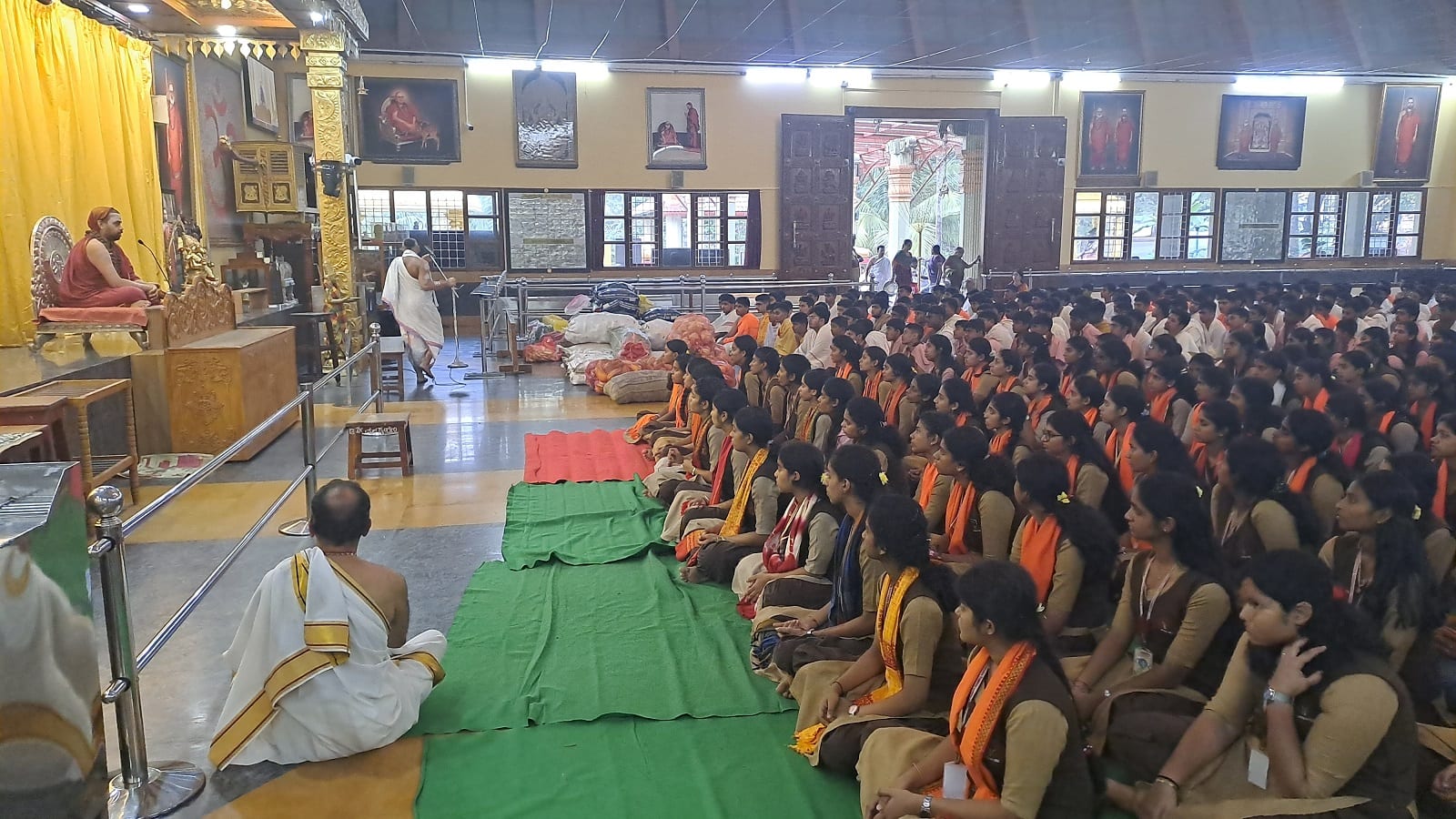 ಫೋಟೋ: ೮ಪಿಟಿಆರ್-ಅಂಬಿಕಾಅಂಬಿಕಾ ಸಮೂಹ ಶಿಕ್ಷಣ ಸಂಸ್ಥೆಗಳ ವತಿಯಿಂದ ವಿದ್ಯಾರ್ಥಿಗಳು ಶನಿವಾರ ಶೃಂಗೇರಿಗೆ ಭೇಟಿ ನೀಡಿದರು | Kannada Prabha