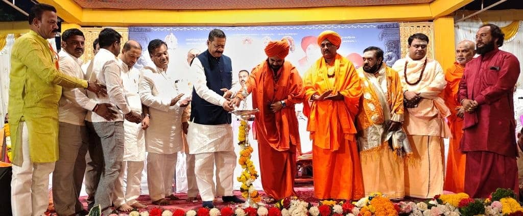 ಇಂಡಿ ಪಟ್ಟಣದ ಶಿರಶ್ಯಾಡ ಮಠದಲ್ಲಿ ನಿರ್ಮಿಸುತ್ತಿರುವ ಬಡ ಮಕ್ಕಳ ಉಚಿತ ಪ್ರಸಾದ ನಿಲಯದ ಮಹಾದ್ವಾರದ ಪೂಜಾ ಸಮಾರಂಭವನ್ನು ವಿಜಯಪೂರ ಶಾಸಕ ಬಸನಗೌಡ ಪಾಟೀಲ ಉದ್ಘಾಟಿಸಿದರು. | Kannada Prabha