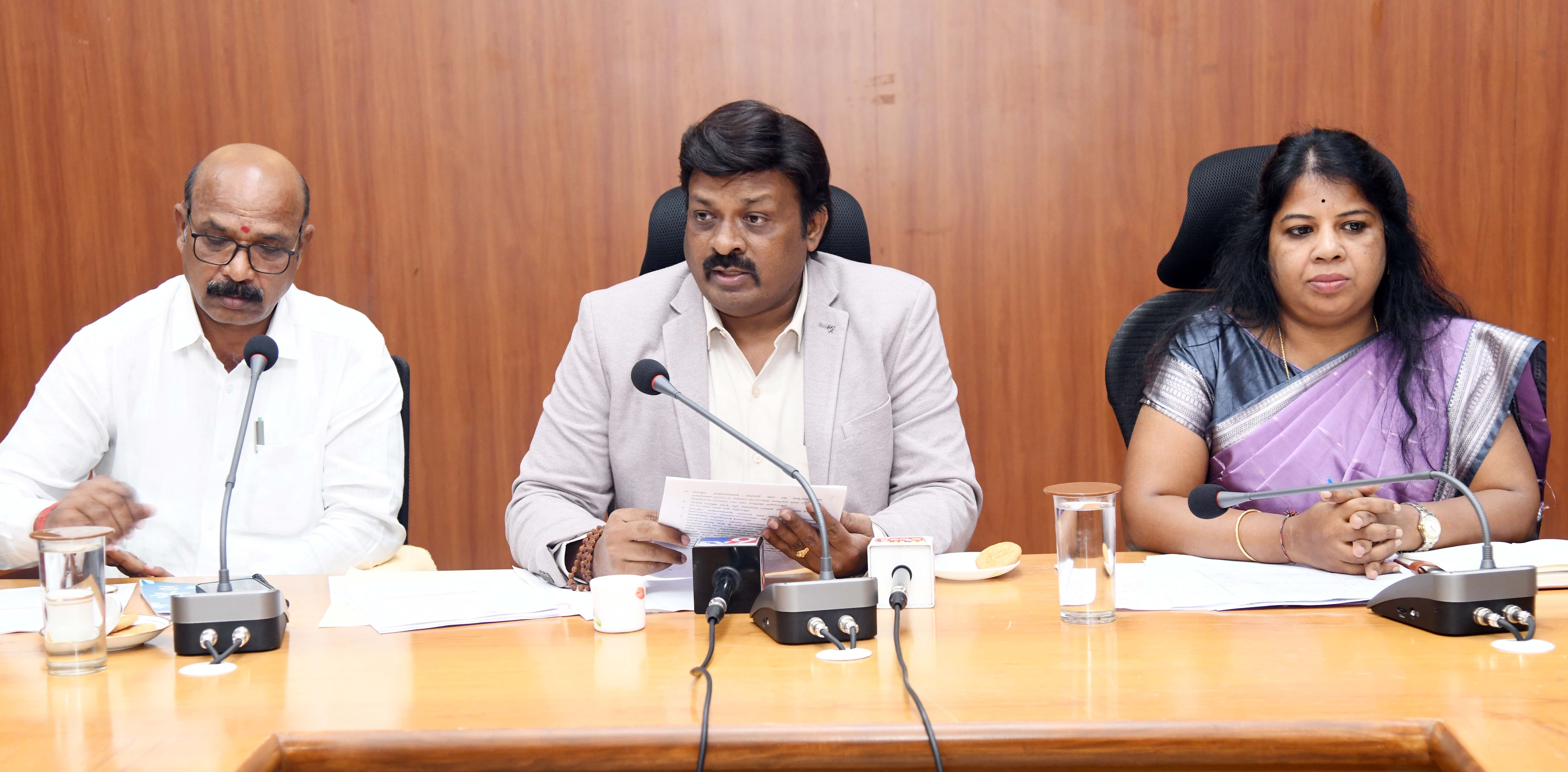 9ಕೆಡಿವಿಜಿ4, 5-ದಾವಣಗೆರೆ ದೂಡಾ ಕಚೇರಿಯಲ್ಲಿ ಪ್ರಾಧಿಕಾರದ ಆಯುಕ್ತ ಹುಲ್ಮನಿ ತಿಮ್ಮಣ್ಣ, ಪಾಲಿಕೆ ಆಯುಕ್ತೆ ರೇಣುಕಾ ಸುದ್ದಿಗಾರರೊಂದಿಗೆ ಮಾತನಾಡಿದರು. | Kannada Prabha