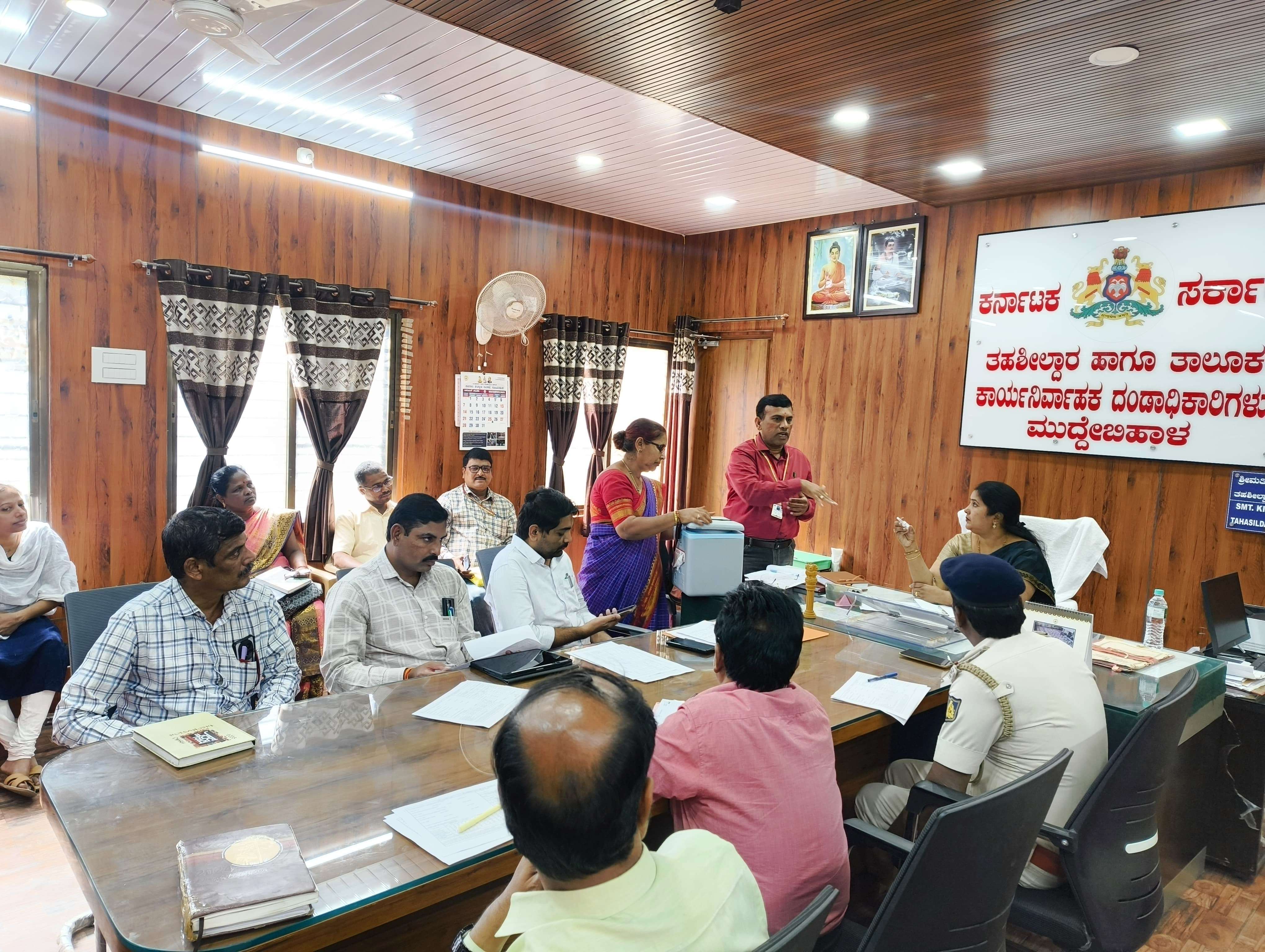 ಮುದ್ದೇಬಿಹಾಳ ಪಟ್ಟಣದ ತಹಸೀಲ್ದಾರ್ ಕಾರ್ಯಾಲಯದಲ್ಲಿ ತಹಸೀಲ್ದಾರ್‌ ಕೀರ್ತಿ ಚಾಲಕ ಅಧ್ಯಕ್ಷತೆಯಲ್ಲಿ ಮಂಗಳವಾರ ಪಲ್ಸ್ ಪೋಲಿಯೋ ಲಸಿಕೆ ಸಮಿತಿ ಸಭೆ ನಡೆಯಿತು. | Kannada Prabha