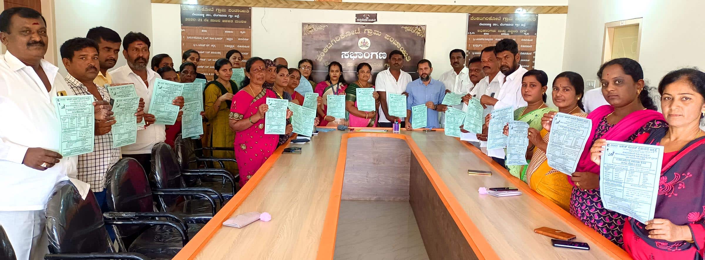 ವಿಜೆಪಿ ೧೦ವಿಜಯಪುರ ಹೋಬಳಿ ವೆಂಕಟಗಿರಿಕೋಟೆ ಗ್ರಾಮ ಪಂಚಾಯಿತಿ ಸಭಾಂಗಣದಲ್ಲಿ ಉಚಿತ ಆರೋಗ್ಯ ತಪಸಣಾ ಶಿಬಿರದ ಕುರಿತ ಜಾಗೃತಿ ಮೂಡಿಸುವ ಕರಪತ್ರಗಳನ್ನು ಬಿಡುಗಡೆ ಮಾಡಿದರು. | Kannada Prabha