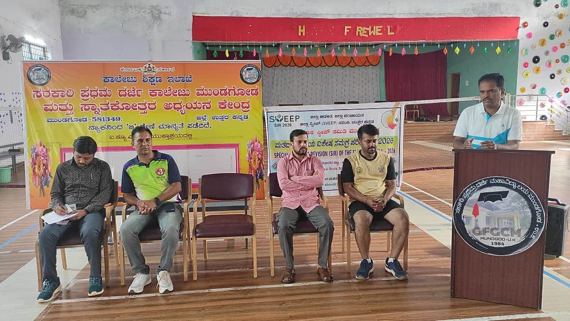 ಎಸ್ಐಆರ್ ಜಾಗೃತಿ ಅಂಗವಾಗಿ ಶುಕ್ರವಾರ ಮುಂಡಗೋಡದಲ್ಲಿ ಬ್ಯಾಡ್ಮಿಂಟನ್ ಪಂದ್ಯಾವಳಿಗೆ ಚಾಲನೆ ನೀಡಲಾಯಿತು. | Kannada Prabha