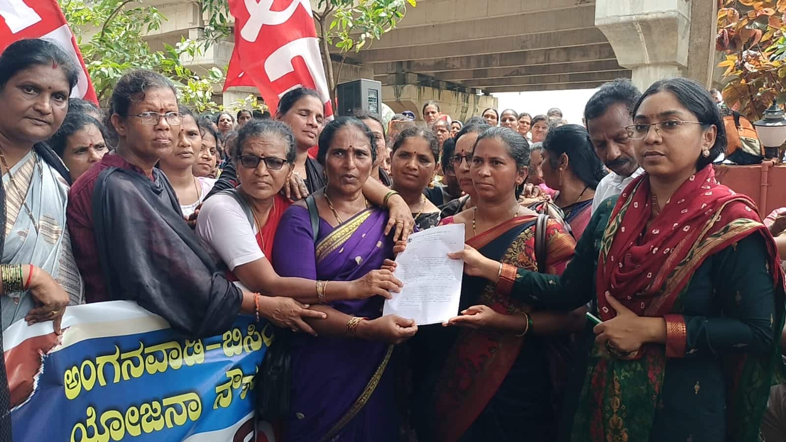 ರಾಜ್ಯ ಅಂಗನವಾಡಿ ನೌಕರರ ಸಂಘ ಹಾಗೂ ರಾಜ್ಯ ಅಕ್ಷರ ದಾಸೋಹ ನೌಕರರ ಸಂಘದ ಜಿಲ್ಲಾ ಸಮಿತಿಗಳಿಂದ ಶುಕ್ರವಾರ ಜಿಲ್ಲಾಧಿಕಾರಿಗೆ ಮನವಿ ಸಲ್ಲಿಸಲಾಯಿತು. | Kannada Prabha