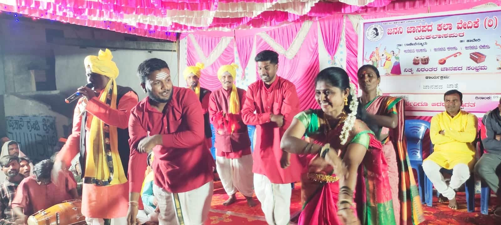 ಫೋಟೊ ಶೀರ್ಷಿಕೆ: 10ಆರ್‌ಎನ್‌ಆರ್7ರಾಣಿಬೆನ್ನೂರ ತಾಲೂಕಿನ ಆಲದಕಟ್ಟಿ ಗ್ರಾಮದಲ್ಲಿ ಯಕಲಾಸಪುರದ ಜನನಿ ಜಾನಪದ ಕಲಾ ವೇದಿಕೆಯಿಂದ ಜಾನಪದ ಸಂಗೀತ ಹಾಗೂ ಜೋಗತಿ ಮತ್ತು ನೃತ್ಯ ರೂಪಕಗಳನ್ನು ಪ್ರದರ್ಶಿಸಲಾಯಿತು. | Kannada Prabha