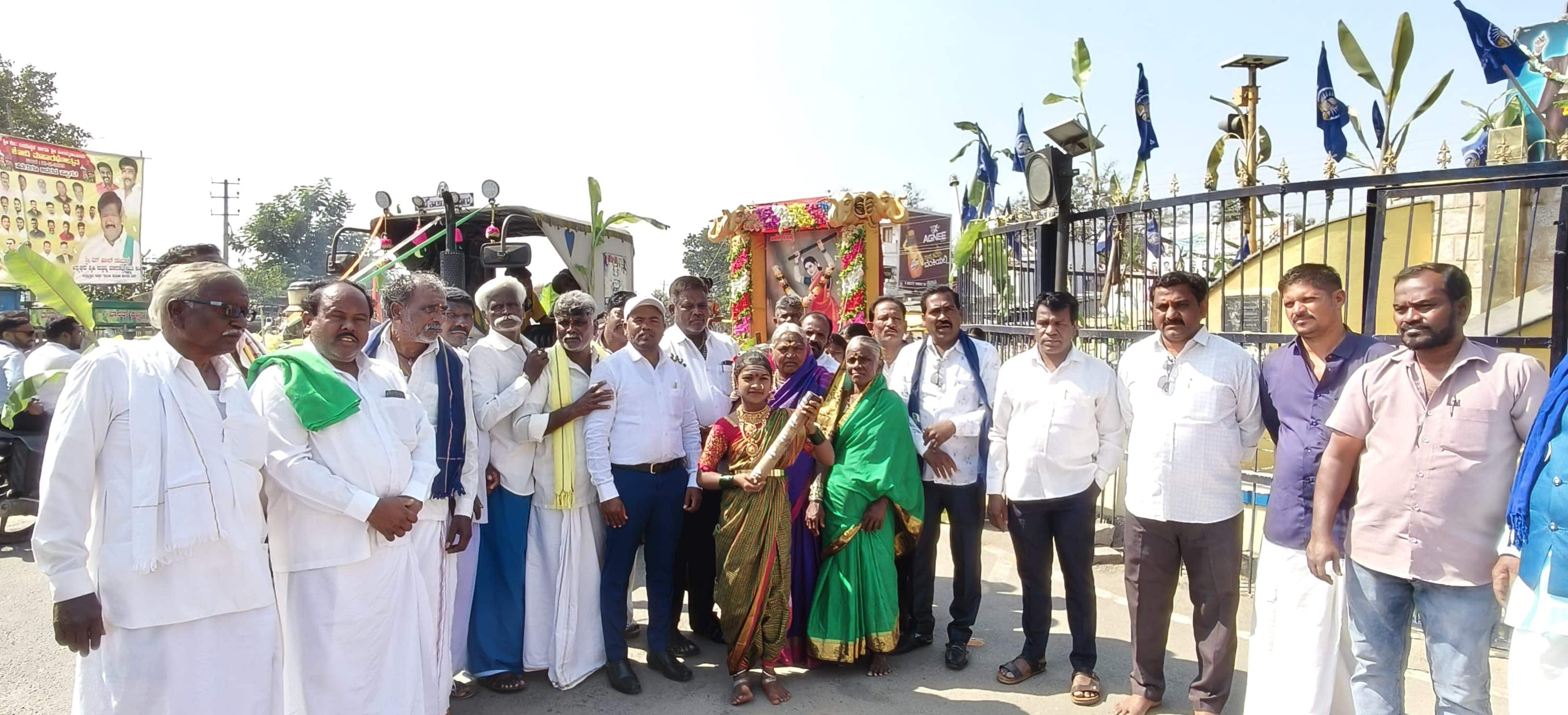 ಕಂಪ್ಲಿಯಲ್ಲಿ ಒನಕೆ ಓಬವ್ವ ಭಾವಚಿತ್ರ ಮೆರವಣಿಗೆ ಸಂಭ್ರಮದಿಂದ ಜರುಗಿತು.  | Kannada Prabha