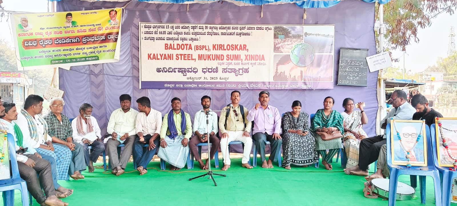 ಪೋಟೊ11.10: ಕೊಪ್ಪಳ ನಗರದಲ್ಲಿ ನಡೆದ ಧರಣಿಗೆ ಕೊಪ್ಪಳ ವಿಶ್ವವಿದ್ಯಾಲಯದ ಪತ್ರಿಕೋದ್ಯಮ ಸ್ನಾತಕೋತ್ತರ ಪದವಿ ವಿದ್ಯಾರ್ಥಿಗಳು ಭಾಗವಹಿಸಿ ಬೆಂಬಲಿಸಿದರು. | Kannada Prabha