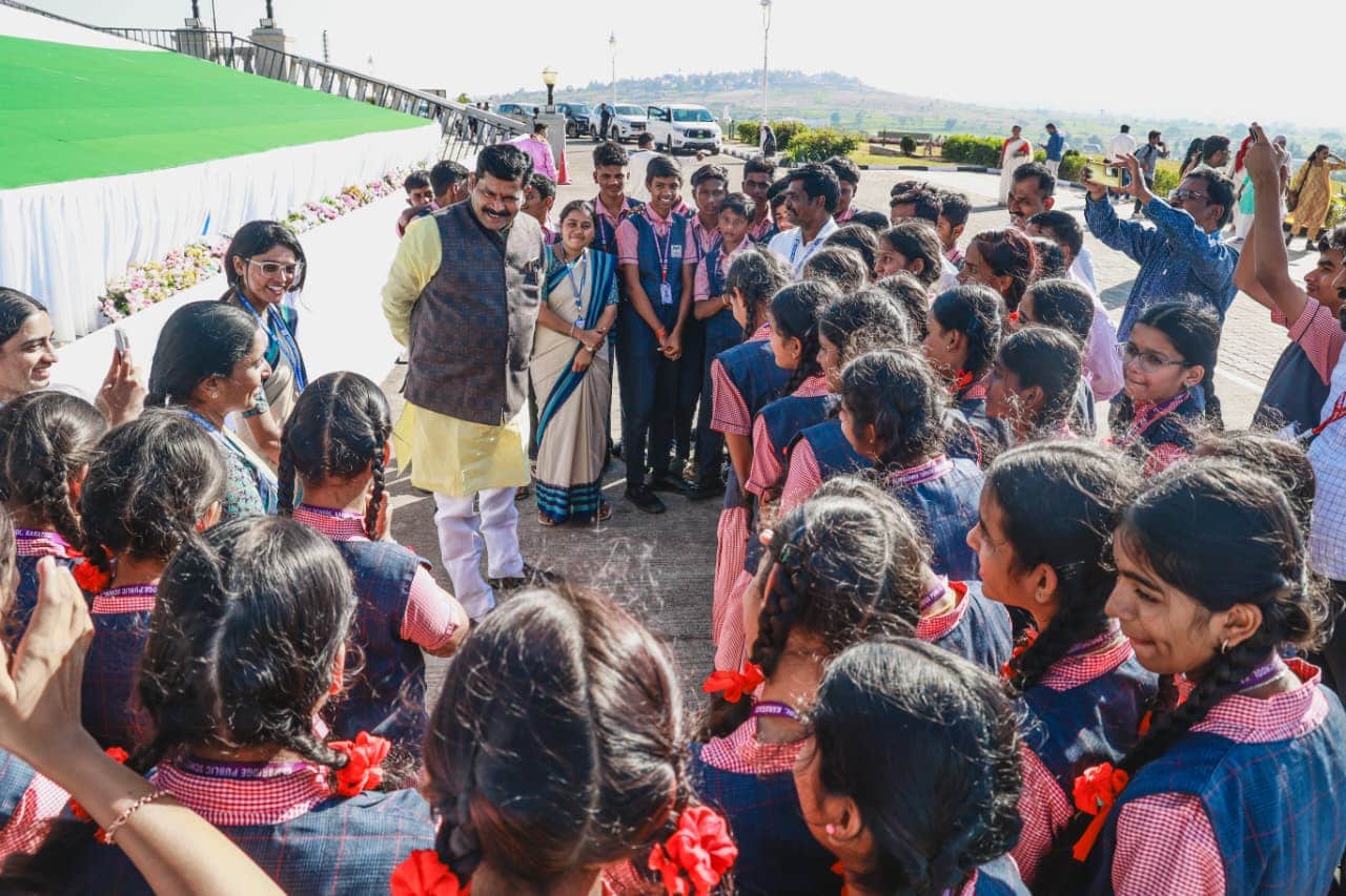 ಕೆಂಬ್ರಿಡ್ಜ್ ಪಬ್ಲಿಕ್   ಶಾಲೆಯ ವಿದ್ಯಾರ್ಥಿಗಳೊಂದಿಗೆ ಕನ್ನಡ ಮತ್ತು ಸಂಸ್ಕೃತಿ ಇಲಾಖೆ ಸಚಿವ ಶಿವರಾಜ ತಂಗಡಗಿ ಅವರು ಫೋಟೋಗೆ ಫೋಸು ಕೊಟ್ಟಿದ್ದು ಅಲ್ಲದೆ ವಿದ್ಯಾರ್ಥಿಗಳೊಂದಿಗೆ ಕೆಲಕಾಲ ಚರ್ಚಿಸಿದರು. ಚಿತ್ರ.  ರಘು ಎಸ್. | Kannada Prabha