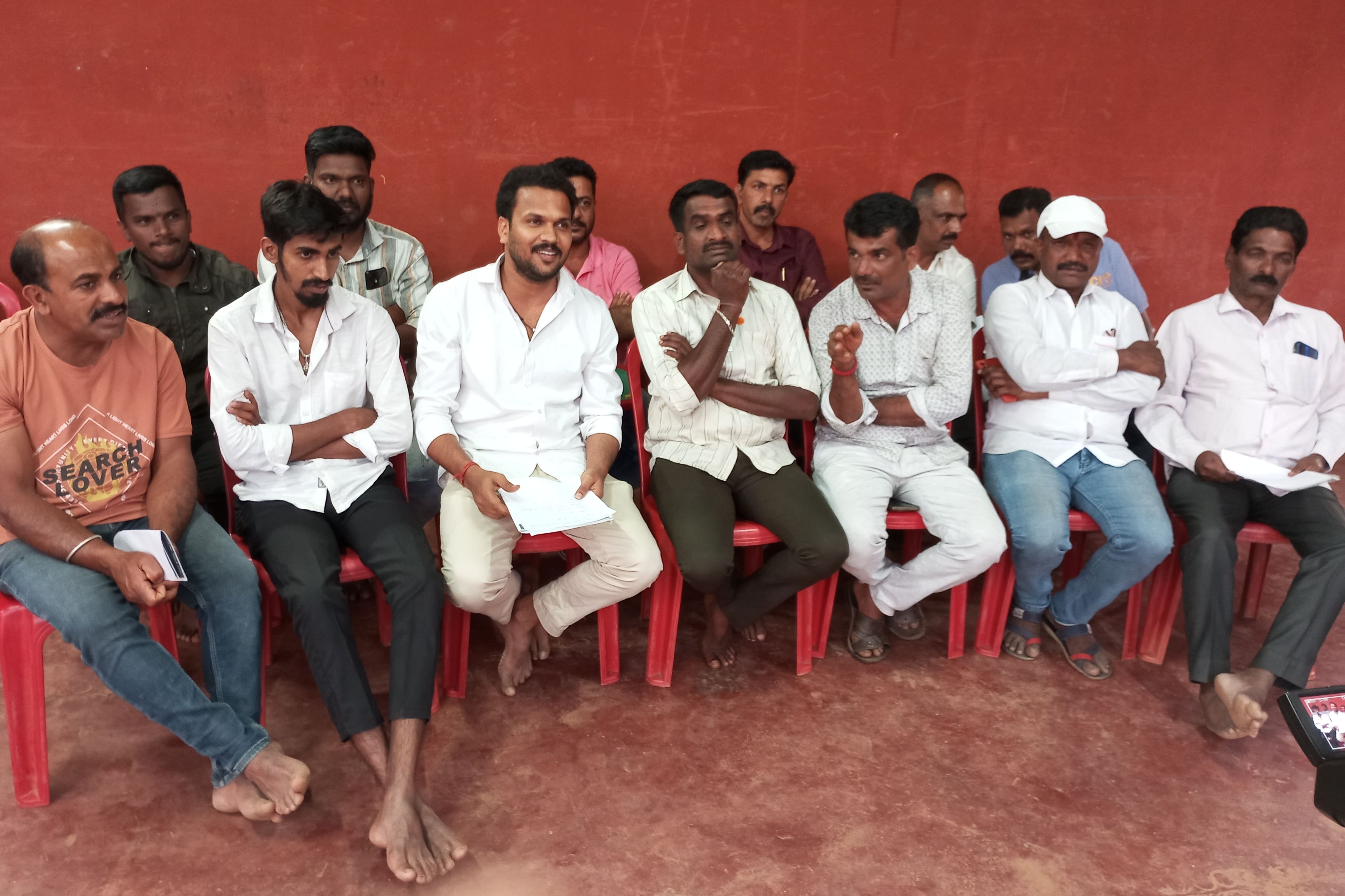 ೧೧ಬಿಹೆಚ್‌ಆರ್ ೧: ಬಾಳೆಹೊನ್ನೂರಿನಲ್ಲಿ ನಡೆದ ಮಲೆನಾಡು ನಾಗರೀಕ ರೈತ ಹಿತರಕ್ಷಣಾ ಕ್ಷೇತ್ರ ಸಮಿತಿಯ ಸಭೆಯಲ್ಲಿ ಸಮಿತಿಯ ಪ್ರಧಾನ ಕಾರ್ಯದರ್ಶಿ ರಂಜಿತ್ ಮಾತನಾಡಿದರು. ಎಂ.ಎನ್.ನಾಗೇಶ್, ರತ್ನಾಕರ್, ಚಂದ್ರಶೇಖರ್ ರೈ, ನವೀನ್ ಕರಗಣೆ, ಮಂಜುನಾಥ್ ತುಪ್ಪೂರು ಇದ್ದರು. | Kannada Prabha