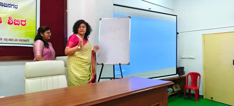 11ಸಿಎಚ್‌ಎನ್‌55ಚಾಮರಾಜನಗರದ ಜಿಲ್ಲಾಡಳಿತ ಭವನದಲ್ಲಿರುವ ಹಳೆಯ ಕೆಡಿಪಿ ಸಭಾಂಗಣದಲ್ಲಿ ಬ್ಯಾಂಕ್ ಅಧಿಕಾರಿ ಸಿಬ್ಬಂದಿಗಳಿಗೆ ಹಮ್ಮಿಕೊಳ್ಳಲಾಗಿದ್ದ ಕನ್ನಡ ಕಲಿಕೆ ತರಬೇತಿ ಶಿಬಿರವನ್ನು ಜಿಲ್ಲಾಧಿಕಾರಿ ಶಿಲ್ಪಾನಾಗ್‌ ಅವರು ಬಿಳಿ ಬೋರ್ಡ್ ಮೇಲೆ ಕನ್ನಡ ಕಲಿಯಿರಿ ಎಂದು ಬರೆಯುವ ಮೂಲಕ ಉದ್ಘಾಟಿಸಿದರು.  | Kannada Prabha