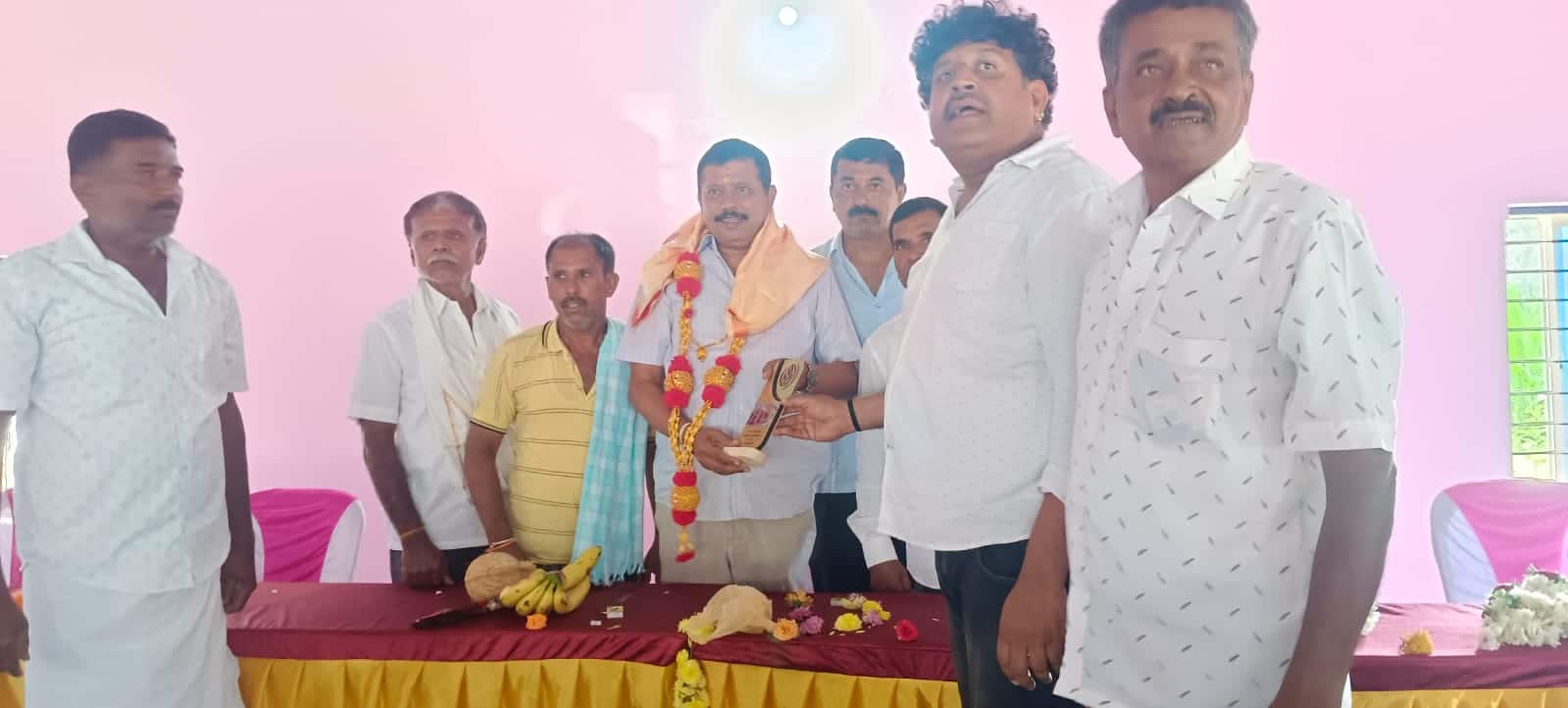 11ಎಚ್ಎಸ್ಎನ್15 : ನುಗ್ಗೇಹಳ್ಳಿ ಹೋಬಳಿಯ ಸಮೀಪದ ಕೆ ವಡ್ಡರಹಳ್ಳಿ ಗ್ರಾಮದ  ನೂತನ ಸಮುದಾಯ ಭವನ ಲೋಕಾರ್ಪಣೆ ಕಾರ್ಯಕ್ರಮದಲ್ಲಿ ಪಾಲ್ಗೊಂಡ  ಮಾಜಿ ವಿಧಾನ ಪರಿಷತ್ ಸದಸ್ಯ  ಎಂಎ ಗೋಪಾಲಸ್ವಾಮಿ ಅವರನ್ನು  ಗ್ರಾಮದ ವತಿಯಿಂದ ಸನ್ಮಾನಿಸಲಾಯಿತು. | Kannada Prabha