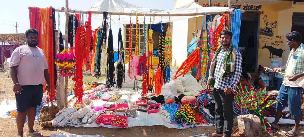 ರಾಸುಗಳಿಗೆ ಹಗ್ಗ, ಕೊರಳ ಗಂಟೆ, ಗೆಜ್ಜೆ, ಕುಣಿಕೆಗಳ ಮಾರಾಟವೂ ಜೋರು. | Kannada Prabha