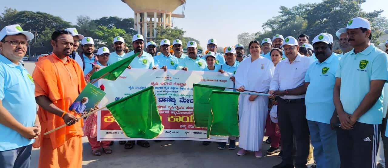 11ಕೆಪಿಎಲ್3:ಕೊಪ್ಪಳ ನಗರದ ಶ್ರೀ ಗವಿಸಿದ್ದೇಶ್ವರ ಮಠದ ಆವರಣದಲ್ಲಿ  ಅಂತರಾಷ್ಟ್ರೀಯ ವಾಣಿಜ್ಯ ಮೇಳ  ಅಂಗವಾಗಿ ಜರುಗಿದ  ಸಿರಿಧಾನ್ಯ ಮೇಳ ಜಾಥಕ್ಕೆ ಜಿಲ್ಲಾಧಿಕಾರಿ ಸುರೇಶ ಇಟ್ನಾಲ ಚಾಲನೆ ನೀಡಿದರು. | Kannada Prabha