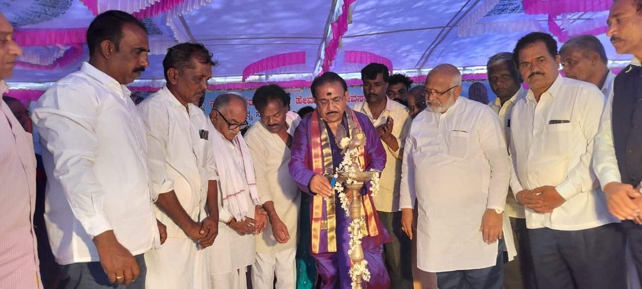 ಫೋಟೊ ಶೀರ್ಷಿಕೆ: 11ಆರ್‌ಎನ್‌ಆರ್3ರಾಣಿಬೆನ್ನೂರು ತಾಲೂಕಿನ ಹೊನ್ನತ್ತಿ ಗ್ರಾಮದ ಶ್ರೀ ಹೊನ್ನನಾಗದೇವತಾ ಹಾಗೂ ಹೇಮಾವತಿ ದೇವಸ್ಥಾನ ಆವರಣದಲ್ಲಿ ಗುರುವಾರ ಏರ್ಪಡಿಸಿದ್ದ ಮಂಡಲ ಪೂಜಾ ಸಮಾರಂಭವನ್ನು ಖ್ಯಾತ ಜ್ಯೋತಿಷಿ ಲಕ್ಷ್ಮಿ ಶ್ರೀನಿವಾಸ ಗುರೂಜಿ ಉದ್ಘಾಟಿಸಿದರು.  | Kannada Prabha