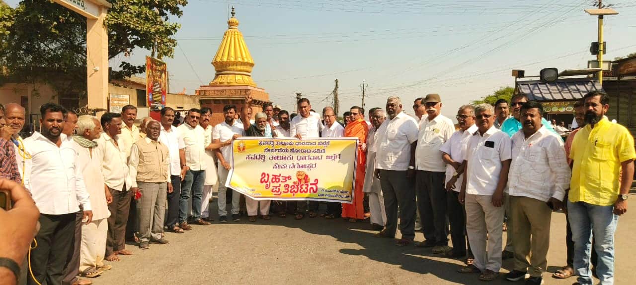 ಸವದತ್ತಿ ತಾಲೂಕನ್ನು ಧಾರವಾಡ ಜಿಲ್ಲೆಗೆ ಸೇರ್ಪಡೆಯ ಹೋರಾಟ ಸಮಿತಿಯವರು ಗುರುವಾರ ಹಮ್ಮಿಕೊಂಡ ಪ್ರತಿಭಟನೆಯಲ್ಲಿ ಗ್ರೇಡ್-೨ ತಹಸೀಲ್ದಾರ ಎಮ್.ಎನ್.ಮಠದವರಿಗೆ ಸಮಿತಿಯ ಪರವಾಗಿ ಮನವಿ ಸಲ್ಲಿಸಲಾಯಿತು.  | Kannada Prabha