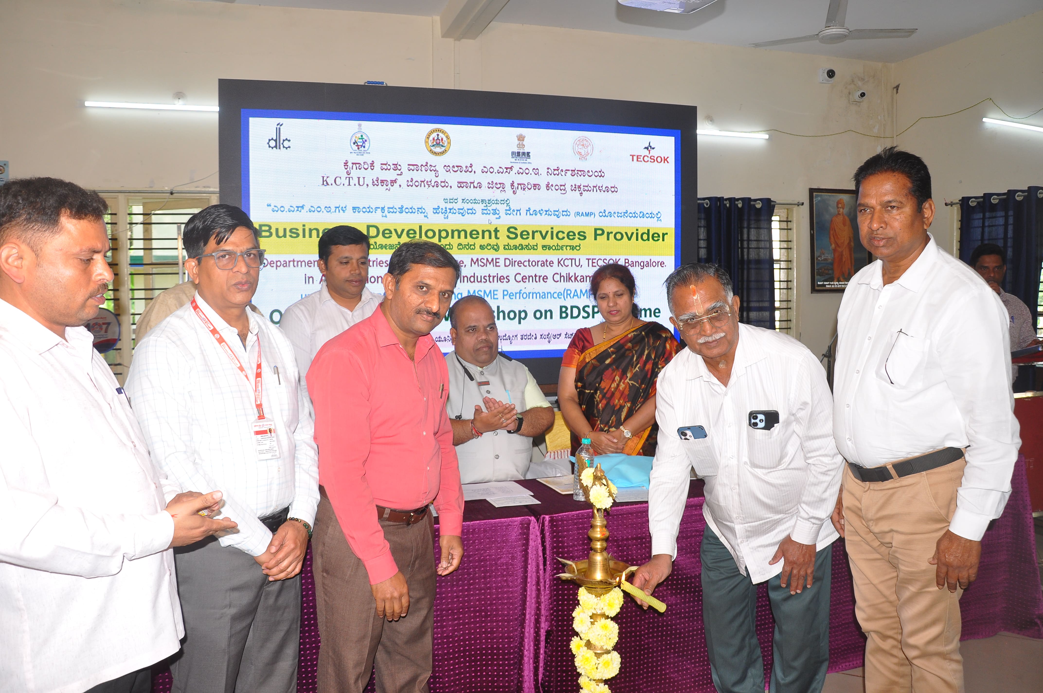 ಯೂನಿಯನ್ ಗ್ರಾಮೀಣ ಸ್ವ-ಉದ್ಯೋಗ ತರಬೇತಿ ಸಂಸ್ಥೆಯಲ್ಲಿ ಕೈಗಾರಿಕಾ ಮತ್ತು ವಾಣಿಜ್ಯ ಇಲಾಖೆ ಎಂಎಸ್‌ಎಂಇ ನಿರ್ದೇಶನಾಲಯ ಕೆಸಿಟಿಯು ಟೆಕ್ಸಾಕ್ ಬೆಂಗಳೂರು ಹಾಗೂ ಜಿಲ್ಲಾ ಕೈಗಾರಿಕಾ ಕೇಂದ್ರ ಇವರುಗಳ ಸಂಯುಕ್ತಾಶ್ರಯದಲ್ಲಿ ಏರ್ಪಡಿಸಲಾಗಿದ್ದ ಒಂದು ದಿನದ ಅರಿವು ಮೂಡಿಸುವ ಕಾರ್ಯಾಗಾರವನ್ನು ಜಿಲ್ಲಾ ಕೈಗಾರಿಕಾ ಕೇಂದ್ರದ ಜಂಟಿ ನಿರ್ದೇಶಕ ಸಿ.ಎಂ ಮಹೇಶ್‌ಕುಮಾರ್ ಉದ್ಘಾಟಿಸಿದರು | Kannada Prabha