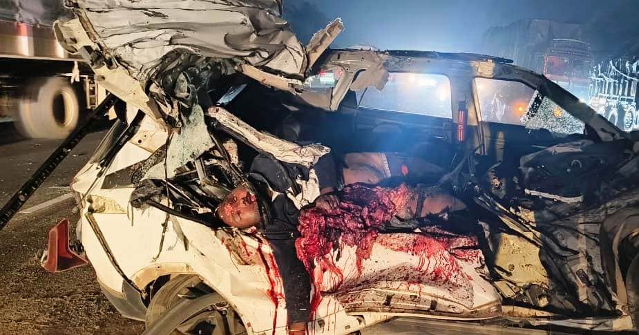 ಪೋಟೋ 10 : ಅಪಘಾತಕ್ಕೀಡಾದ ಕಾರು | Kannada Prabha